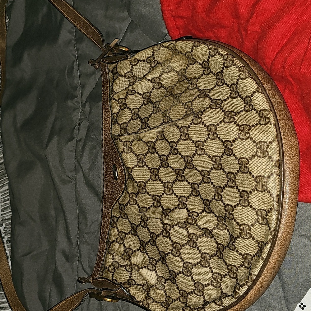 Used Vintage authentic Gucci crossbody bag with lambing leather inside.